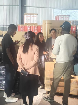Msambazaji Anayeongoza wa Vipuri vya Magari nchini Senegal GKP Inatembelea Ghala: Inaagiza Vipuri Vingi vya HOWO & SHACMAN na Usafirishaji wa Hapo Hapo